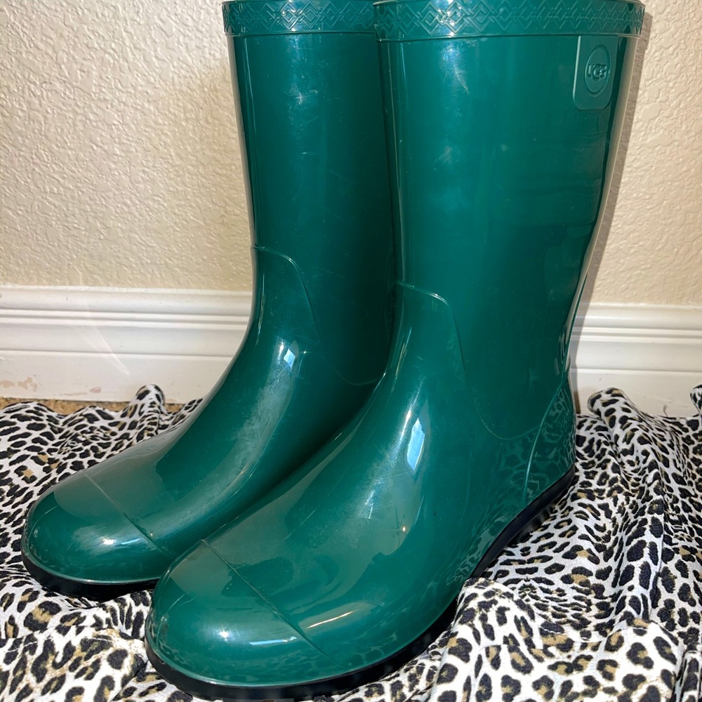 ✨AUTHENTIC UGG RAIN BOOTS✨
